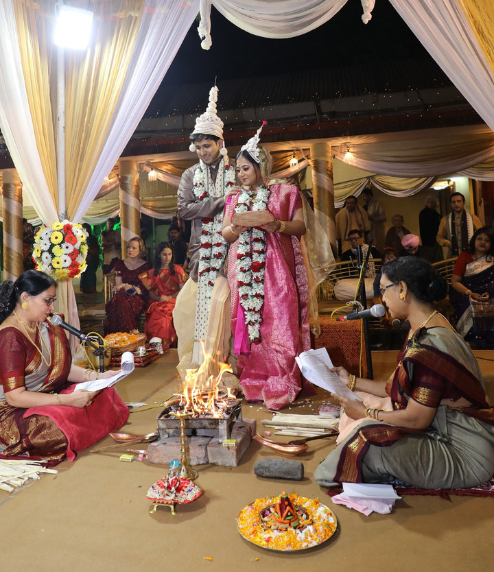 Woman priest who performs weddings without kanyadaan