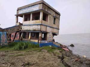 Ghoramara Island school at river ঘোড়ামারা নিম্ন বুনিয়াদি স্কুল