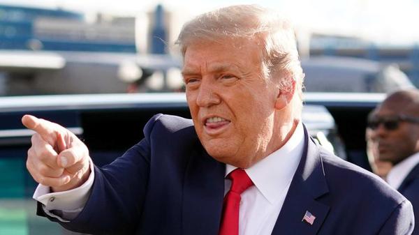 Donald Trumph pointing finger